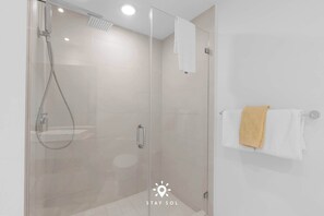 Shower, hair dryer, towels, shampoo - Oceanview 2BR Escape w/ Resort Amenities (Hollywood)