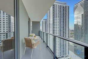 Property grounds - Amazing 2BR Apt w/Private Balcony - Gym & Pool (Miami)
