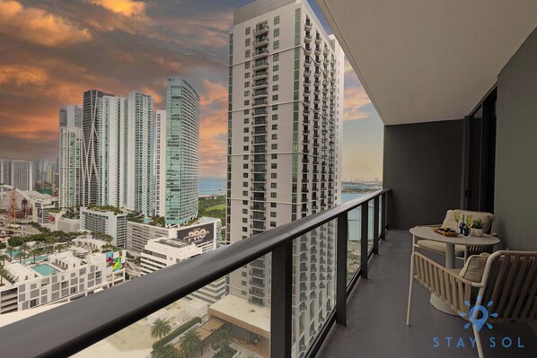 Property grounds - Amazing 2BR Apt w/Private Balcony - Gym & Pool (Miami)