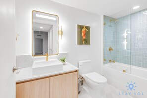 Shower, hair dryer, towels, shampoo - Amazing 2BR Apt w/Private Balcony - Gym & Pool (Miami)