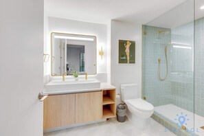 Shower, hair dryer, towels, shampoo - Amazing 2BR Apt w/Private Balcony - Gym & Pool (Miami)