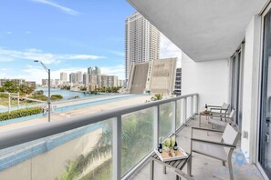 Property grounds - Modern Apt w/ Balcony - Gym - Near Beach - Pool (Hallandale Beach)