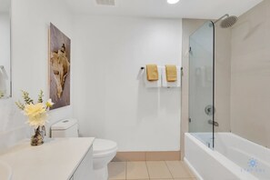 Shower, hair dryer, towels, shampoo - Beautiful Apt w/ Balcony+ Amazing Pool+ Near Beach (Hallandale Beach)