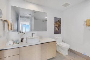 Shower, hair dryer, towels, shampoo - Beautiful Apt w/ Balcony+ Amazing Pool+ Near Beach (Hallandale Beach)