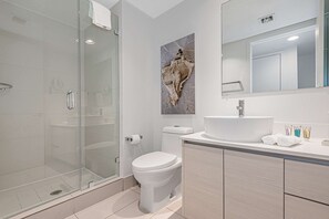 Shower, hair dryer, towels, shampoo - Modern Studio | Incredible Views | Beach Blvd (Hallandale Beach)