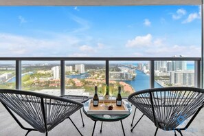 Property grounds - Resort Condo | Stunning Views | Pool & Gym (Hallandale Beach)