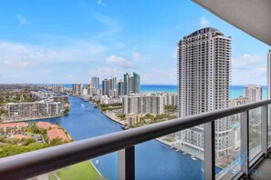 Property grounds - Resort Condo | Stunning Views | Pool & Gym (Hallandale Beach)