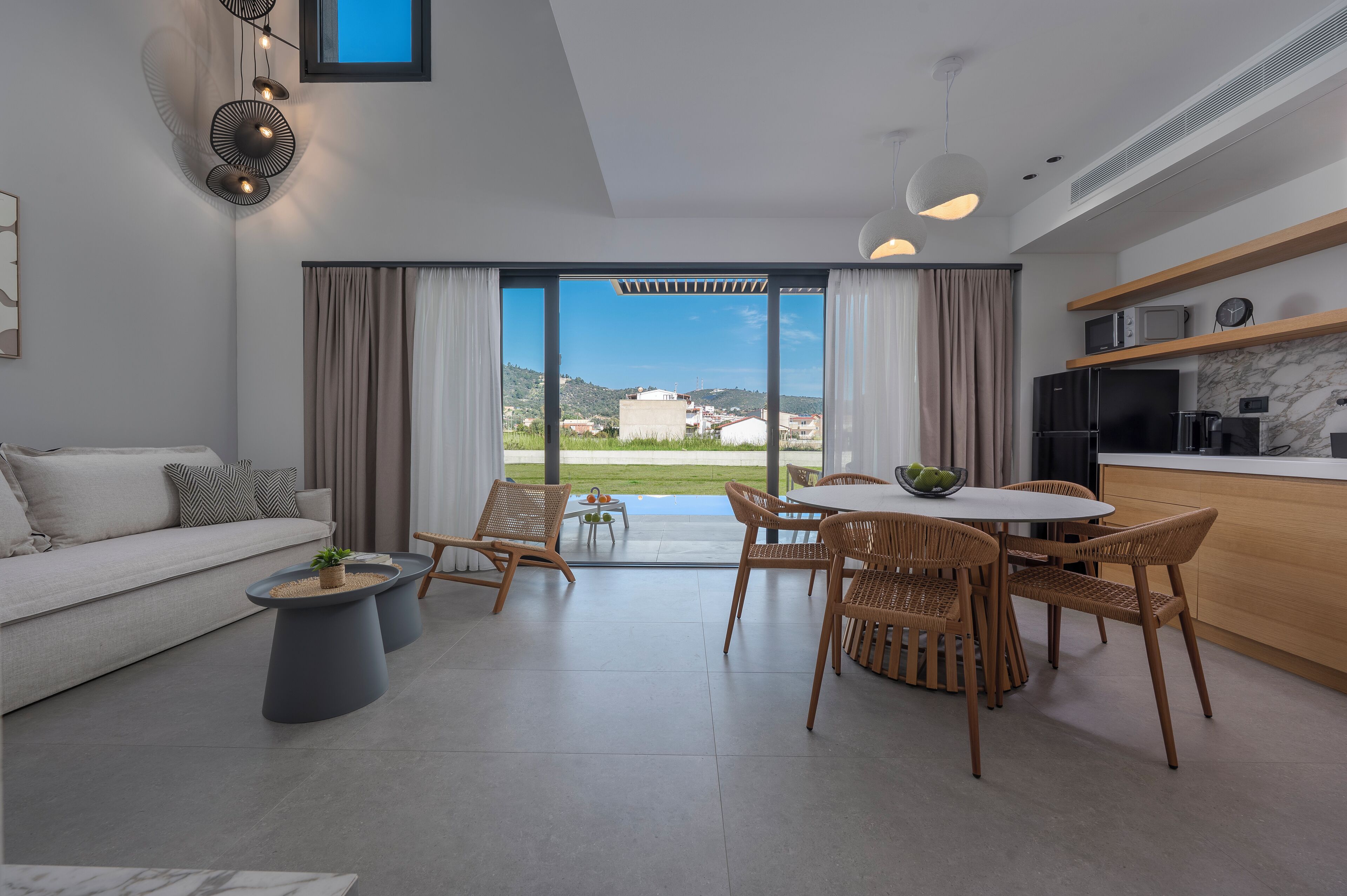 Prestige 3-Bedroom Villa with Private Pool | Vardagsrum | 43-tums smart-tv med satellitkanaler