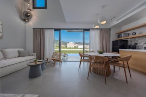 Prestige 3-Bedroom Villa with Private Pool | Oppholdsområde | En 43-tommers smart-TV med Parabol-TV