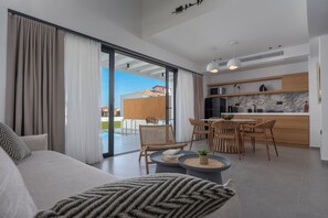 Signature 3-Bedroom Villa with Private Pool | Cocina privada | Frigorífico grande, microondas y placa de cocina