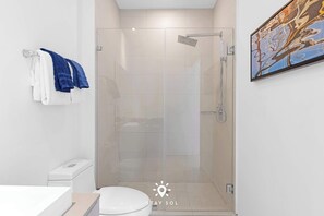 Dusche, Haartrockner, Handtücher, Shampoo