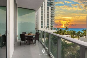 Outdoor dining - Beautiful Apt w/ Amazing Pool and Private Balcony (Hollywood)