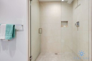 Een douche, een haardroger, handdoeken, shampoo