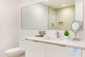 Shower, hair dryer, towels, shampoo - 2BR Apt w/ Gym, Pool & Perks Hollywood (Hollywood)