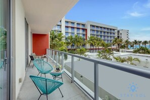 Property grounds - 2BR Apt w/ Gym, Pool & Perks Hollywood (Hollywood)
