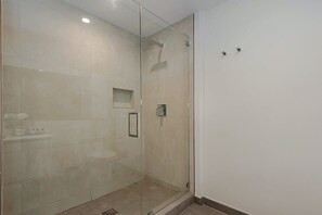 Shower, hair dryer, towels, shampoo - Rooftop‑Pool 1BR w/ Balcony & Ocean View (Hollywood)
