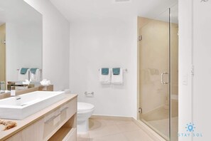 Shower, hair dryer, towels, shampoo - Luxury Hollywood Beachfront Condo w/ Pools & Gym (Hollywood)