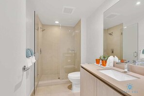 Shower, hair dryer, towels, shampoo - Luxury Hollywood Beachfront Condo w/ Pools & Gym (Hollywood)