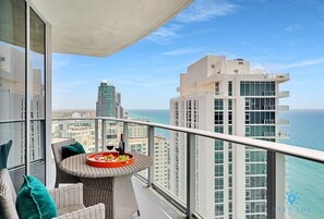 Property grounds - Luxury Hollywood Beachfront Condo w/ Pools & Gym (Hollywood)