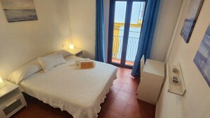 1 bedroom, iron/ironing board, WiFi, bed sheets - 2. Room with private bathroom in the center (Sevilla)