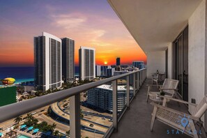 Property grounds - Ocean Bliss Retreat - 2 BR. Apartment (Hollywood)