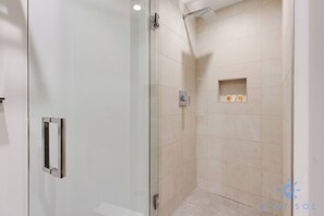 Shower, hair dryer, towels, shampoo - Modern Hollywood Beach Condo | Rooftop Pool (Hollywood)