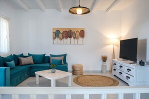 TV - Guest House Emily Country Home with Mountain View, Wi-Fi and Air Conditioning (Παροικιά)