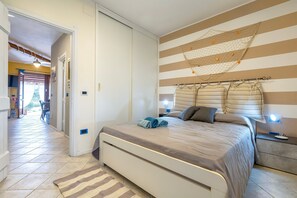 2 habitaciones, tabla de planchar con plancha y ropa de cama 