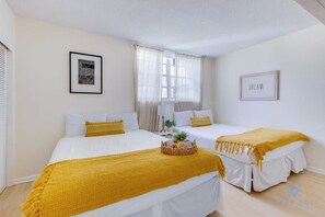 1 bedroom, iron/ironing board, WiFi, bed sheets - Heavenly Apartment: Pool + Direct Ocean Access (Hollywood)