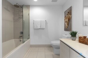 Douche, sèche-cheveux, serviettes fournies, shampoing