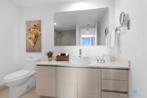 Shower, hair dryer, towels, shampoo - Stunning Views Balcony+ Amazing Pool+ Near Beach (Hallandale Beach)