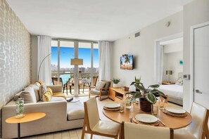 TV, offices - Stunning Views Balcony+ Amazing Pool+ Near Beach (Hallandale Beach)