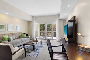 TV, offices - 1BR Stylish Apt w/ Private Balcony + Amenities (Doral)