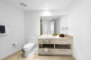 Shower, hair dryer, towels, shampoo - Luxury 1BR Apt | Ocean View + Pool & Gym (Hollywood)