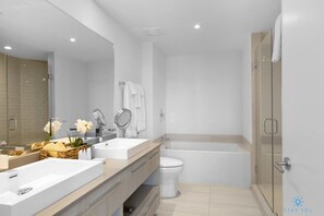Shower, hair dryer, towels, shampoo - Amazing 2BR Apt w/Wrap Around Balcony (Hollywood)