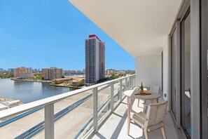 Outdoor dining - Amazing 2BR Apt w/Wrap Around Balcony (Hollywood)