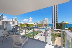 Outdoor dining - Amazing 2BR Apt w/Wrap Around Balcony (Hollywood)