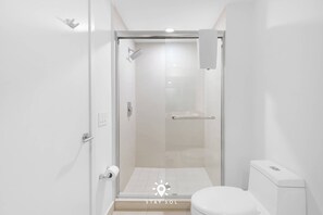 Shower, hair dryer, towels, shampoo - Ocean View Balcony Pool & Beachfront (Hollywood)