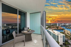 Outdoor dining - Ocean View Balcony Pool & Beachfront (Hollywood)