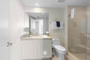 Shower, hair dryer, towels, shampoo - Corner-View Coastal 3BR + Resort (Hollywood)