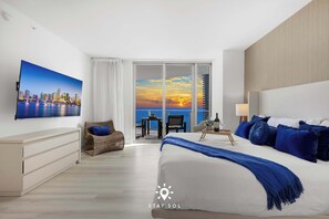 3 bedrooms, desk, iron/ironing board, travel cot - Corner-View Coastal 3BR + Resort (Hollywood)