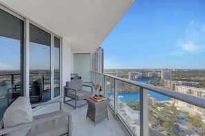 Property grounds - Amazing Apt w/Beautiful View Balcony + Pool + Gym (Hollywood)