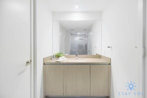 Shower, hair dryer, towels, shampoo - Amazing Apt w/Beautiful View Balcony + Pool + Gym (Hollywood)