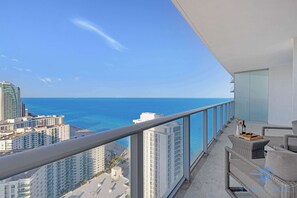 Property grounds - Amazing Apt w/Beautiful View Balcony + Pool + Gym (Hollywood)