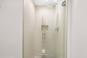 Shower, hair dryer, towels, shampoo - The Best Stay| Hot Tub & Pool|Hollywood Beach+ Gym (Hollywood)