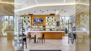 Bar (on property) - Beachside Stay | Infinite View | Balcony | Miami (Hallandale Beach)