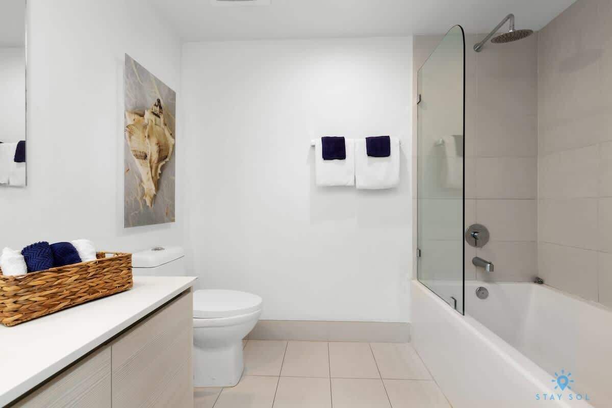 Douche, sèche-cheveux, serviettes fournies, shampoing
