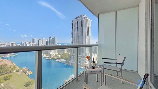 A balcony with a clear view of a city skyline and a body of water. - Stylish Beachside Studio | Balcony Views | Miami (Hallandale Beach)