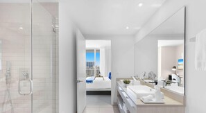 Shower, hair dryer, towels, shampoo - Spectacular View 2BR | Pools & Relax (Hollywood)