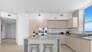 Fridge, microwave, oven, stovetop - Spectacular View 2BR | Pools & Relax (Hollywood)
